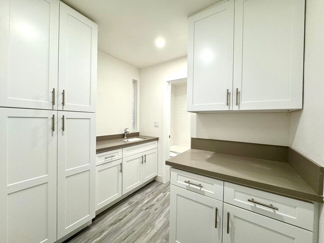Building Photo - Newly Renovated Studio Unit - Koreatown