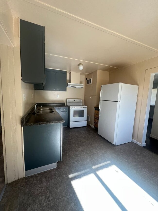 Building Photo - 2 Bedroom, 1 Bathroom Home