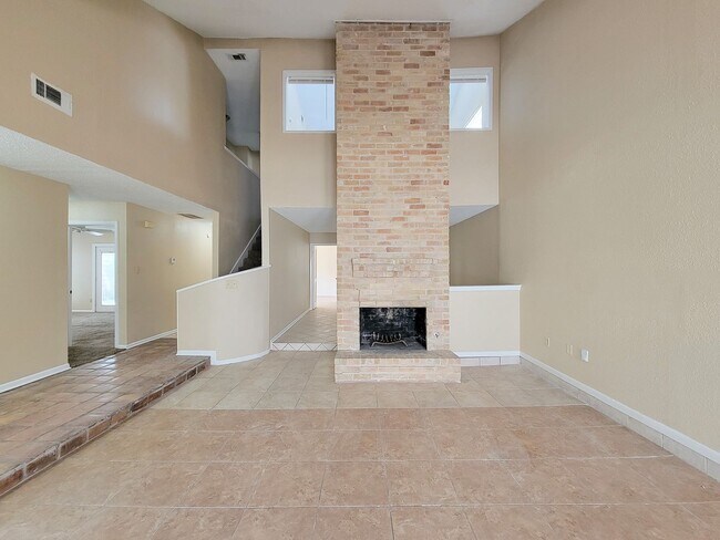 Foto del edificio - Come and view this open floor plan with much potential. Formal and dining room, granite counters,...