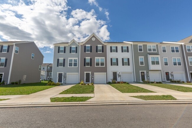 Foto del edificio - 3 Bed, 2 Full/2 Half Bath, Well Maintained...