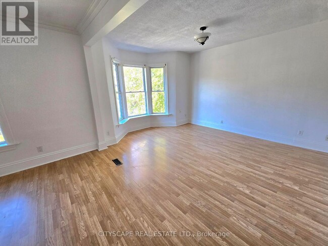 Building Photo - 45 Fairholt Rd S