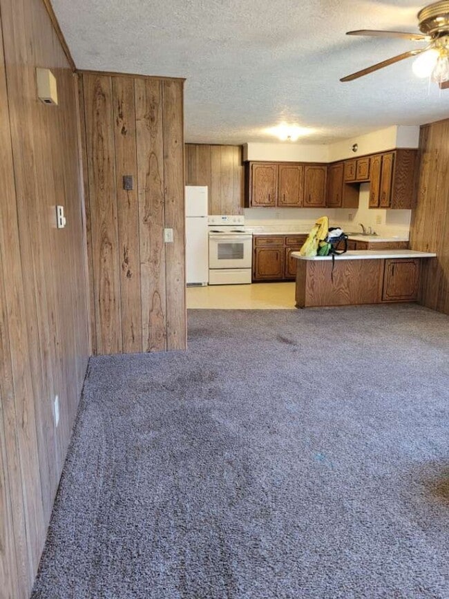 Building Photo - 2 BEDROOM 1 BATHROOM APARTMENT FOR RENT