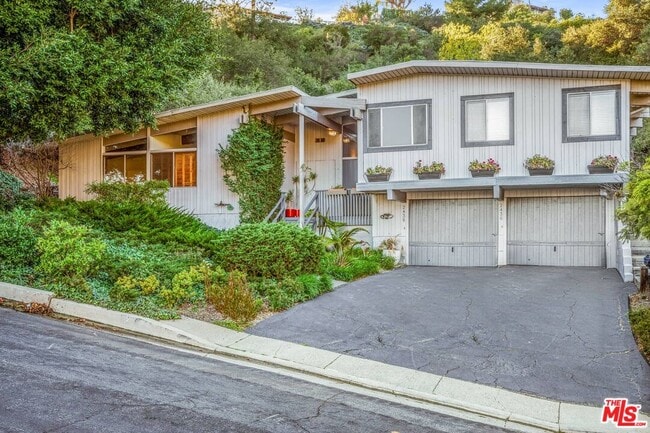 Building Photo - 2436 Arbutus Dr