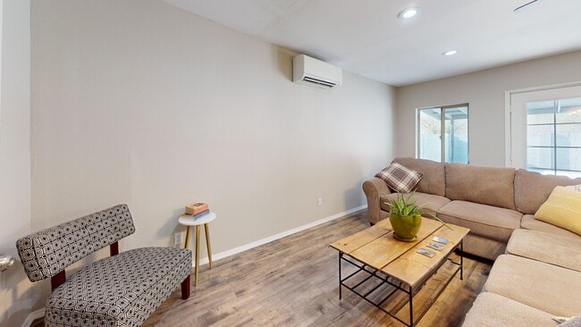 Foto del edificio - 2080 E Greenway Dr