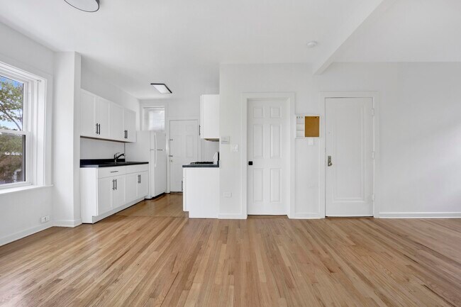 Foto del edificio - 6407 N Wayne Ave