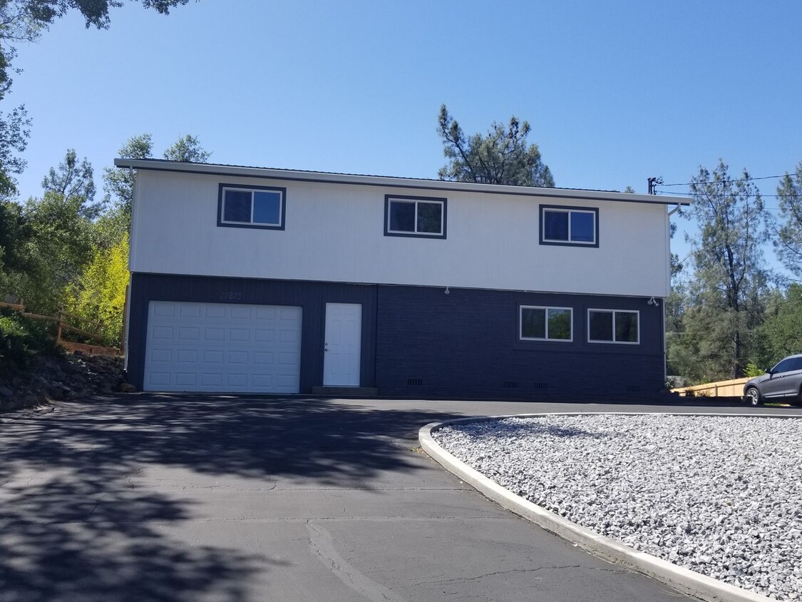 Primary Photo - Large Home in North Redding - NEW flooring...