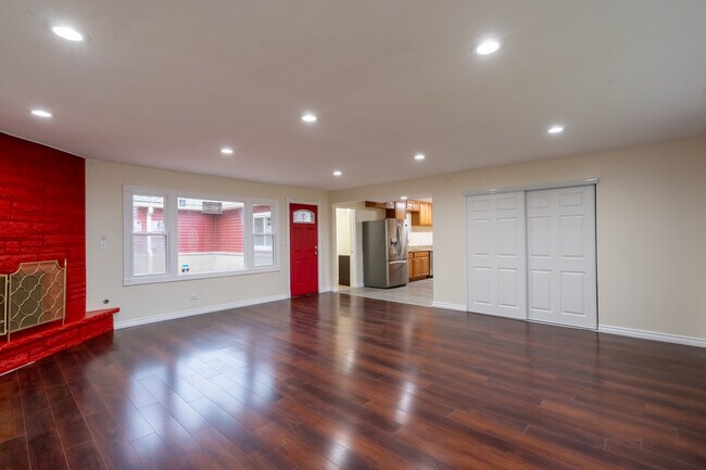 Building Photo - 865 Clarendon St