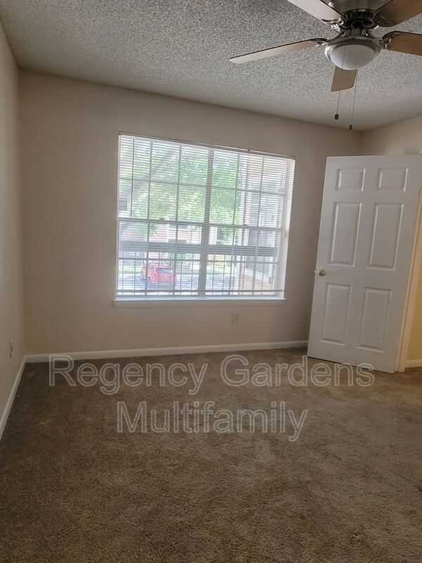 Building Photo - 4200 Thornbriar Ln