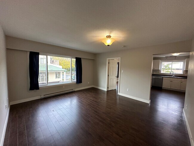 Photo du bâtiment - 7244-7244 Pioneer Ave