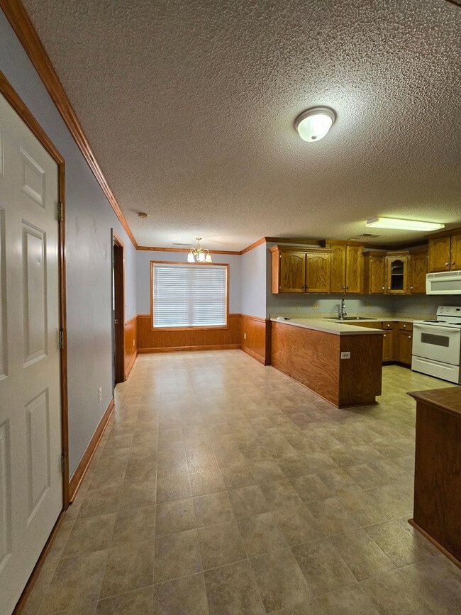 Building Photo - 3563 Beacon Dr