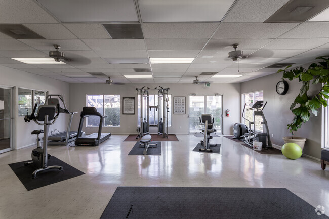 Gimnasio abierto las 24 horas - Country Hills Apartments