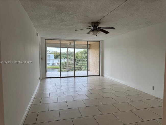 Building Photo - 1831 Sabal Palm Dr