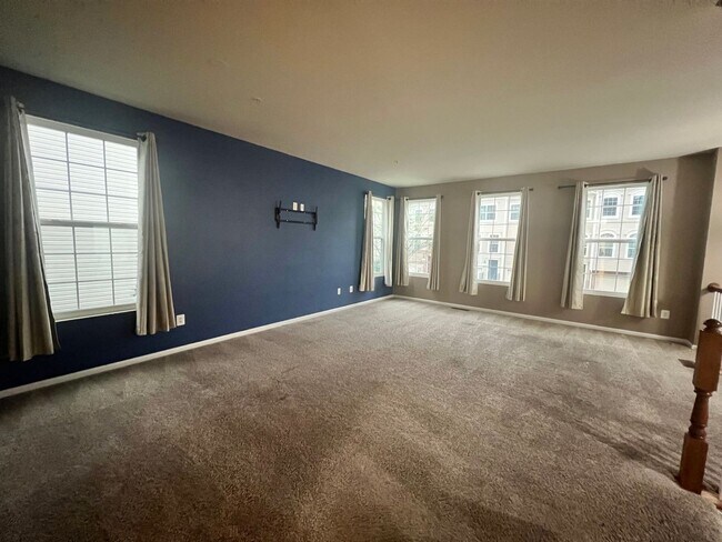 Building Photo - Amazing 3 BR/2 Full BA & 2 Half BA EOG Tow...