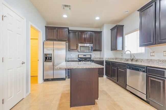 Foto del edificio - Inviting 4 Bed 2 Bath Home - Solar Panels & In The Golf Course Area!