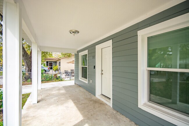 PORCHE - 325 11th Ave E