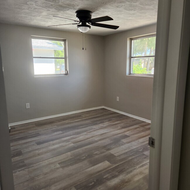 Building Photo - 3513 Hoover Dr