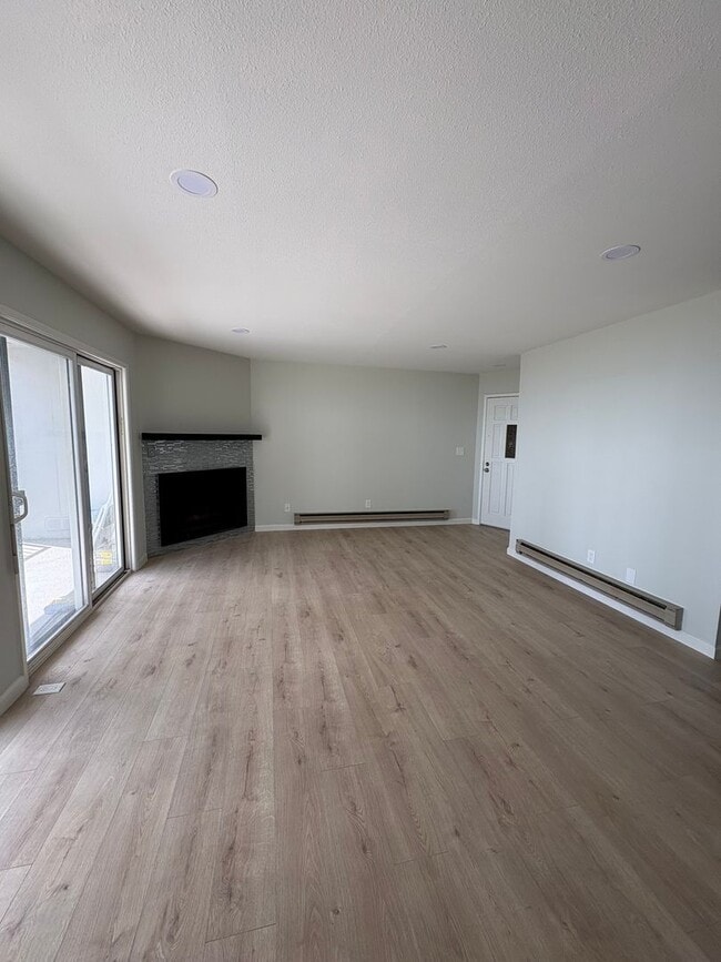 Building Photo - Remodeled Coastal Condo with Panoramic Ocean Views – One Block from New Brighton Beach