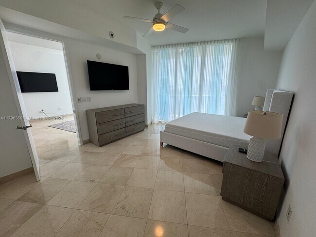Foto del edificio - 18101 Collins Ave