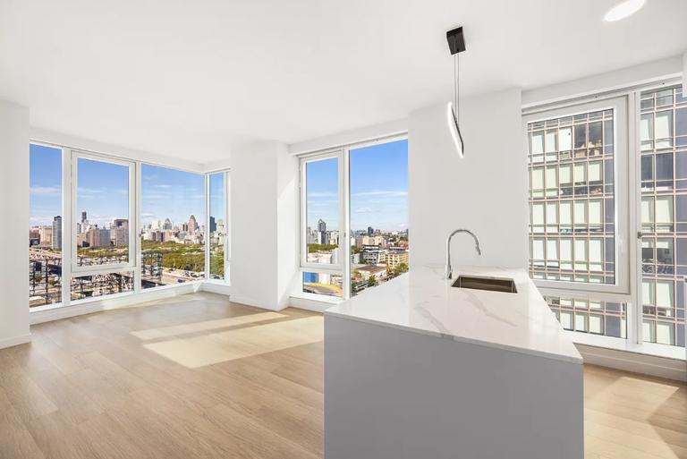Foto principal - 1 bedroom in Queens NY 11101
