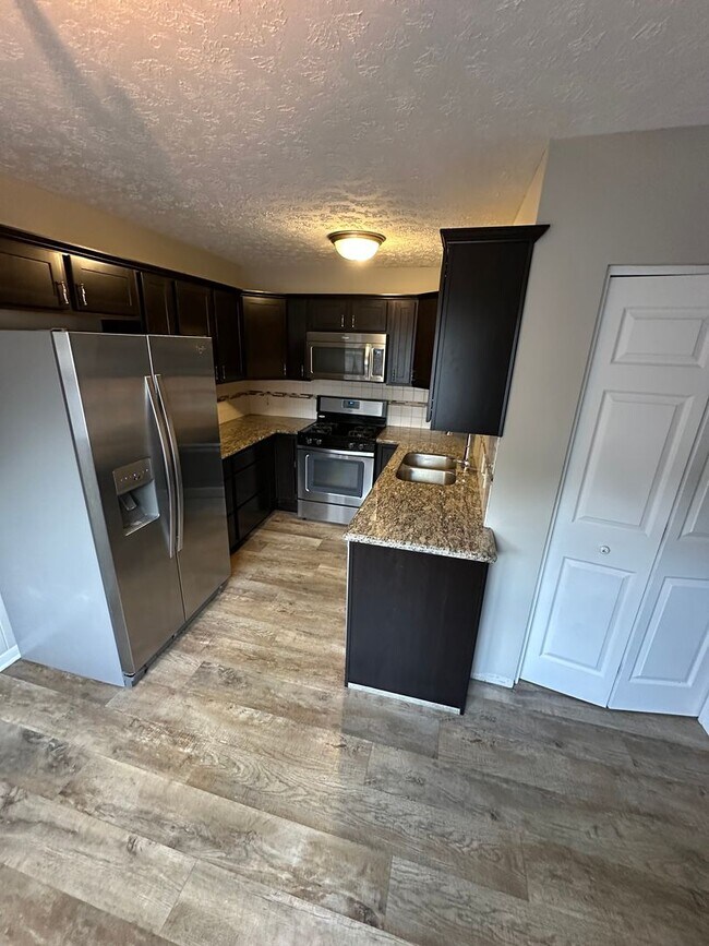 Foto del edificio - Updated 3 Bed 1.5 Bath Townhome with basem...