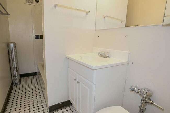 Interior Photo - 3912-3928 N Pine Grove Ave