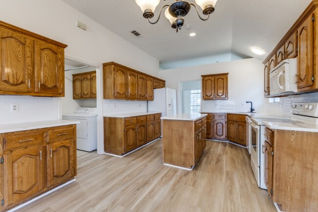Foto del edificio - 917 Haverstraw Pl