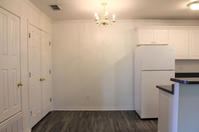Dining Room - 2575 W Denman St
