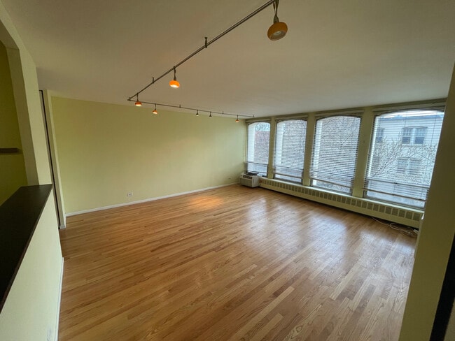 Building Photo - 1450 E 55th Pl