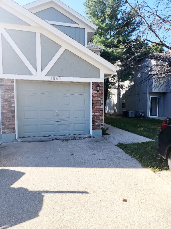 1849 NE Knollbrook St, Lees Summit, MO 84086 Townhome Rentals in Lees