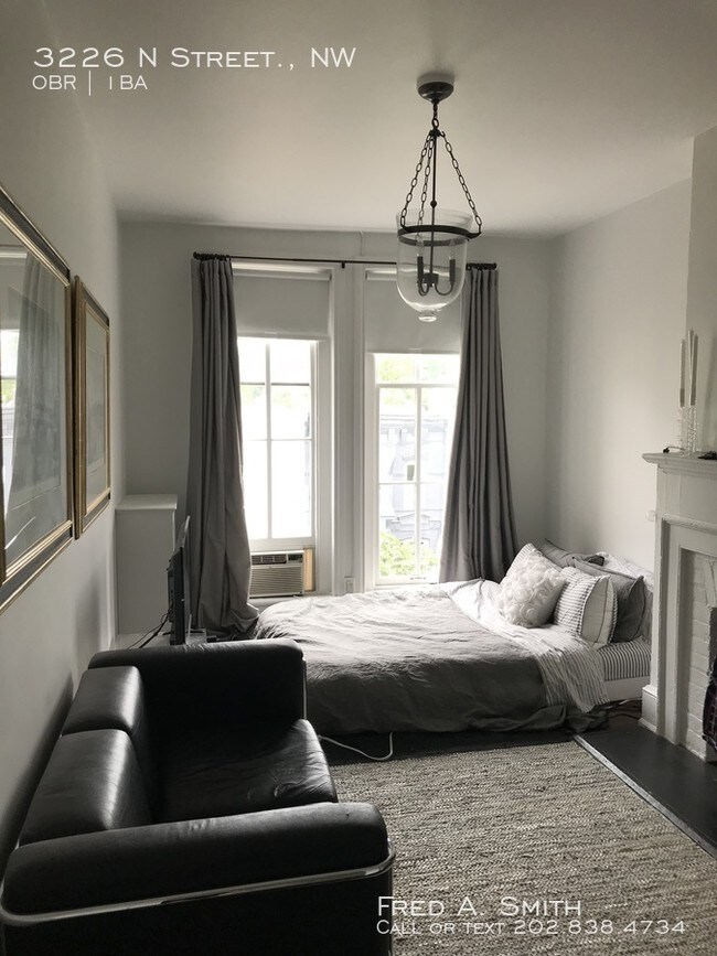 Building Photo - Charming Studio In Georgetown Available Now!