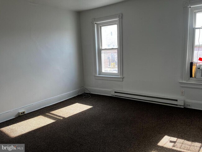 Building Photo - 141 E Diamond St