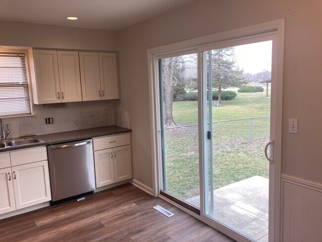 Building Photo - 1404 E Willow Dr
