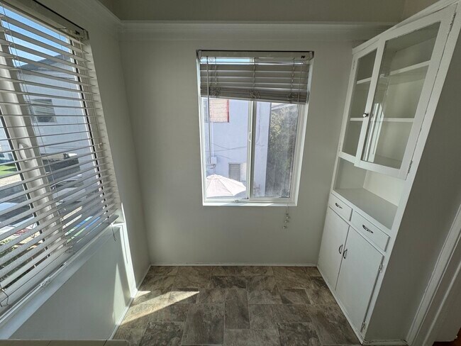 Foto del edificio - 9217 Alcott St