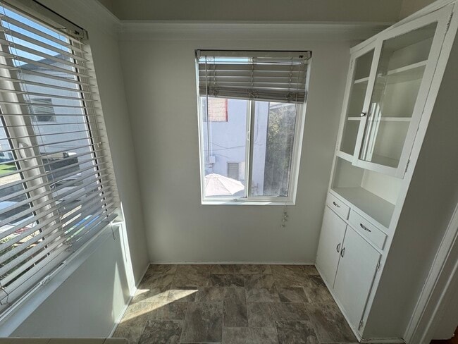 Building Photo - 9217 Alcott St