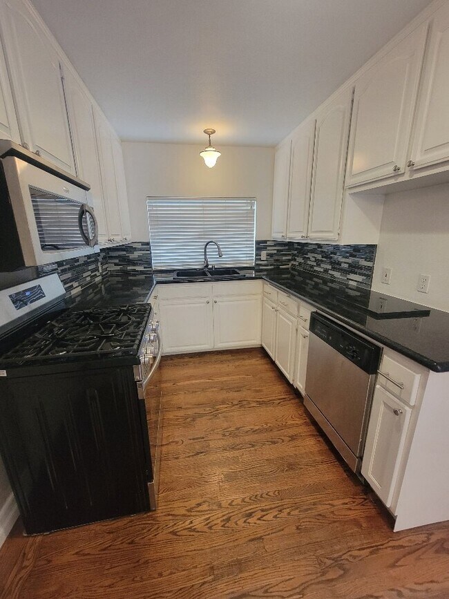 Foto del edificio - "Charming 3-Bed, 1.5-Bath home
