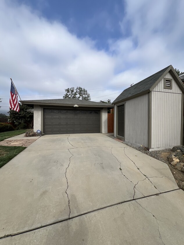Foto principal - 19215 Diplomat Ave