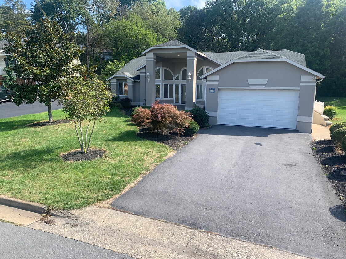 Foto principal - 860 Canterbury Ct