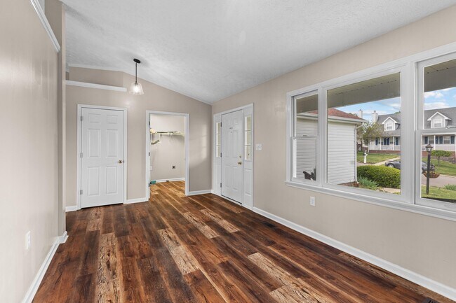 Foto del edificio - 307 Foxglove Ln