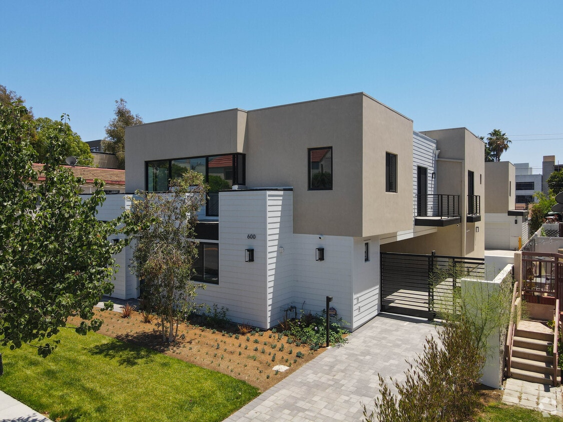 Primary - 600 W Wilson Ave