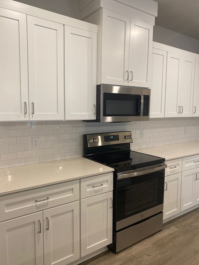 Foto del edificio - 3/2/2 FIREPLACE - NEW FLOORING + NEW PAINT