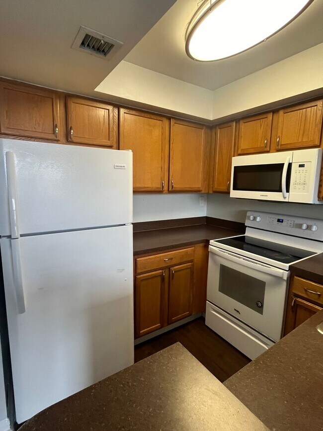 Building Photo - ONE BEDROOM ONE BATHROOM!! Waterfront Comm...