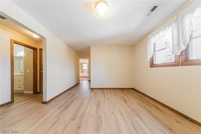 Foto del edificio - 8122 Brookside Dr