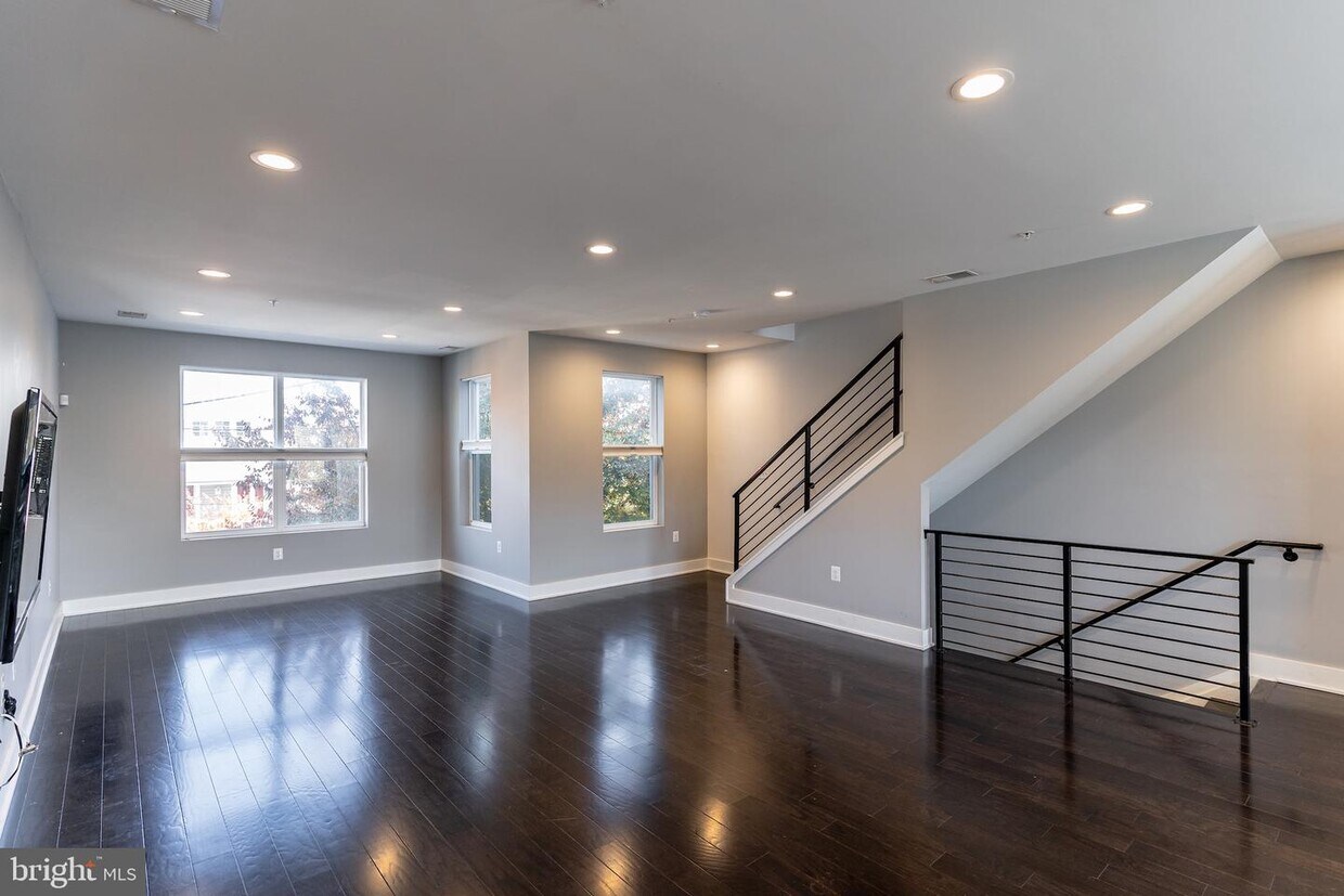 Foto principal - 3302 9th St NE