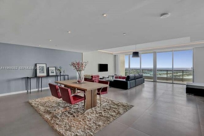 Building Photo - 900 Biscayne Blvd