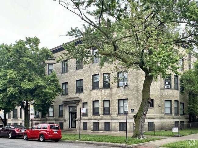 Building Photo - 915 W Waveland Ave