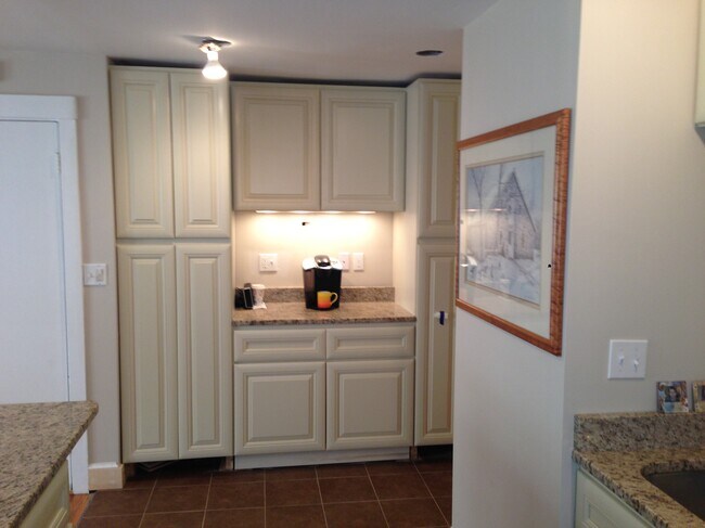 Kitchen / Coffee Bar - 677 South St
