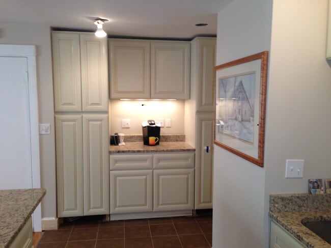 Kitchen / Coffee Bar - 677 South St