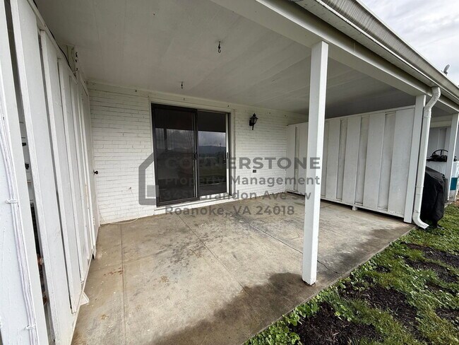 Foto del edificio - 6500 Carefree Ln