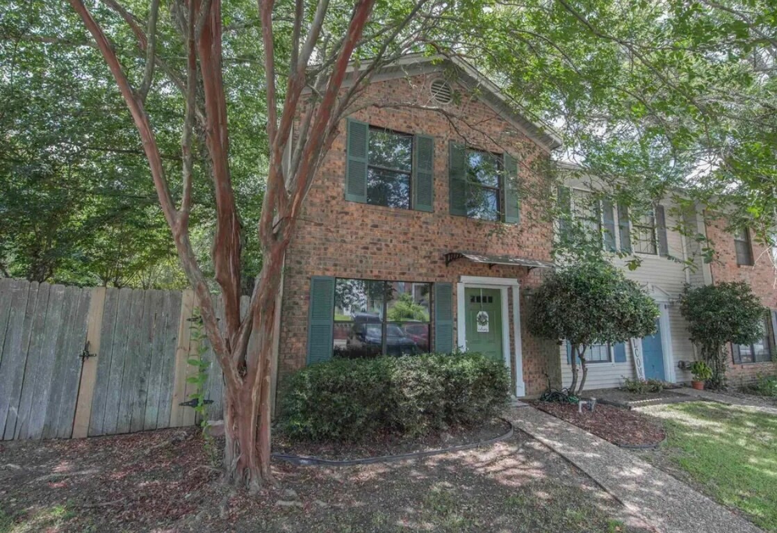 Primary Photo - 111 Wellington Pl