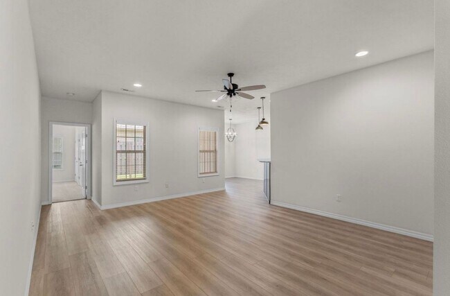 Foto del edificio - NEW LUXURY 3 BED 2 BATH 2 CAR GARAGE DUPLEX